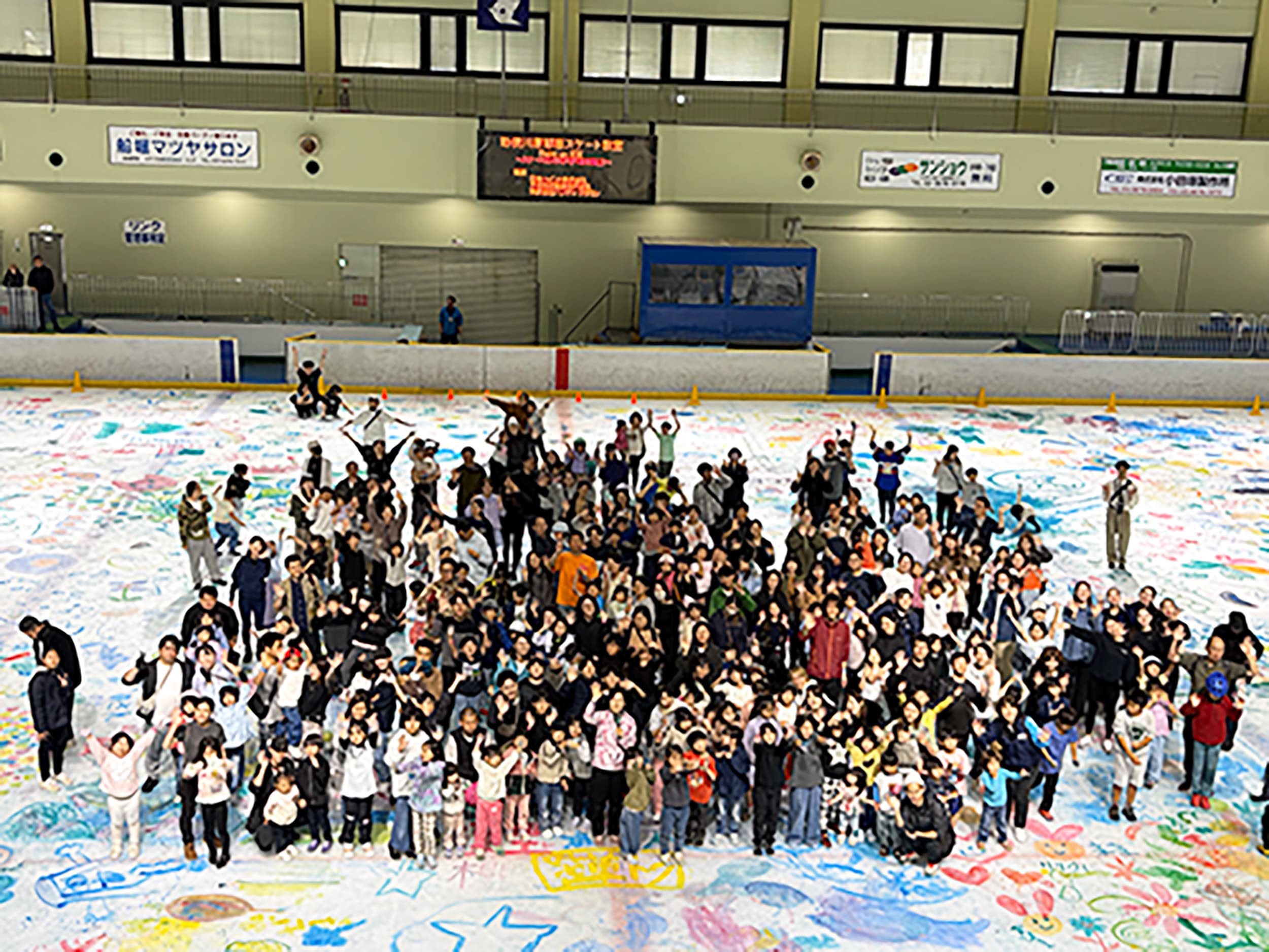 ＰＡＩＮＴ ＯＮ ＩＣＥ 盛大に開催 氷上を巨大キャンバスに